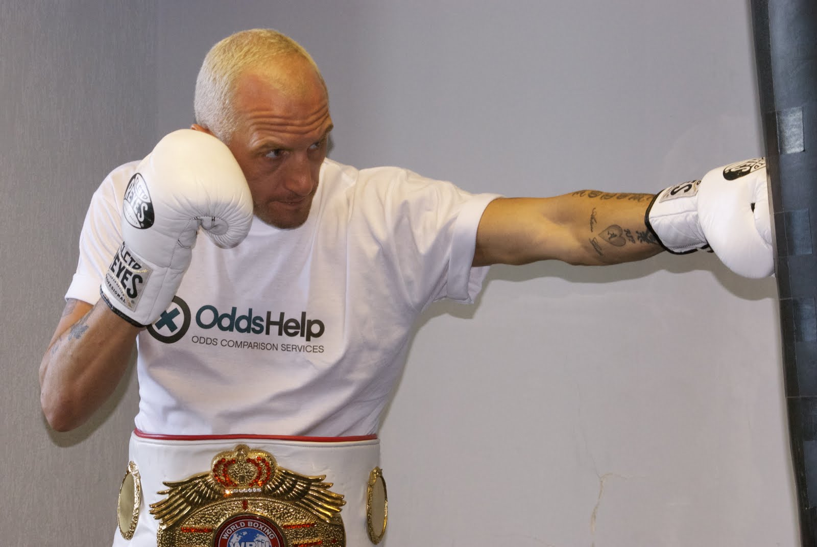 Surfbetgroup sponsors WBU super-middleweight champion "Super" Scott Dixon