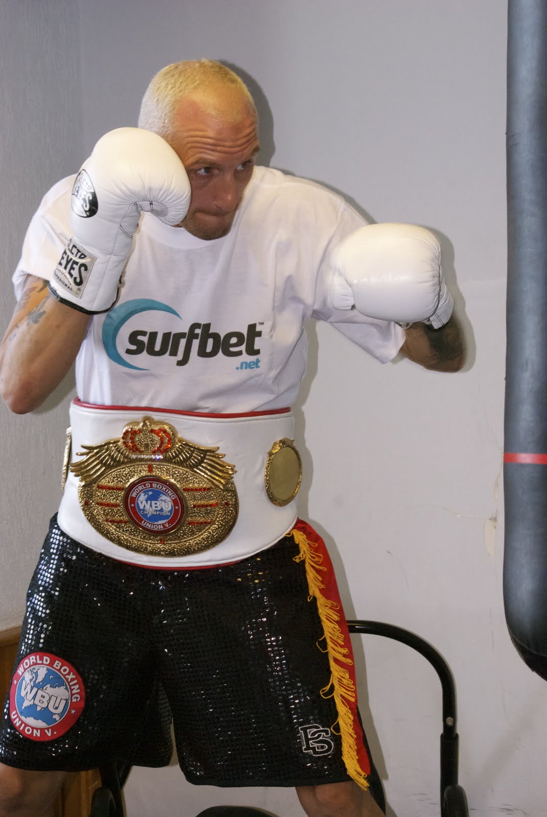Surfbetgroup sponsors WBU super-middleweight champion "Super" Scott Dixon