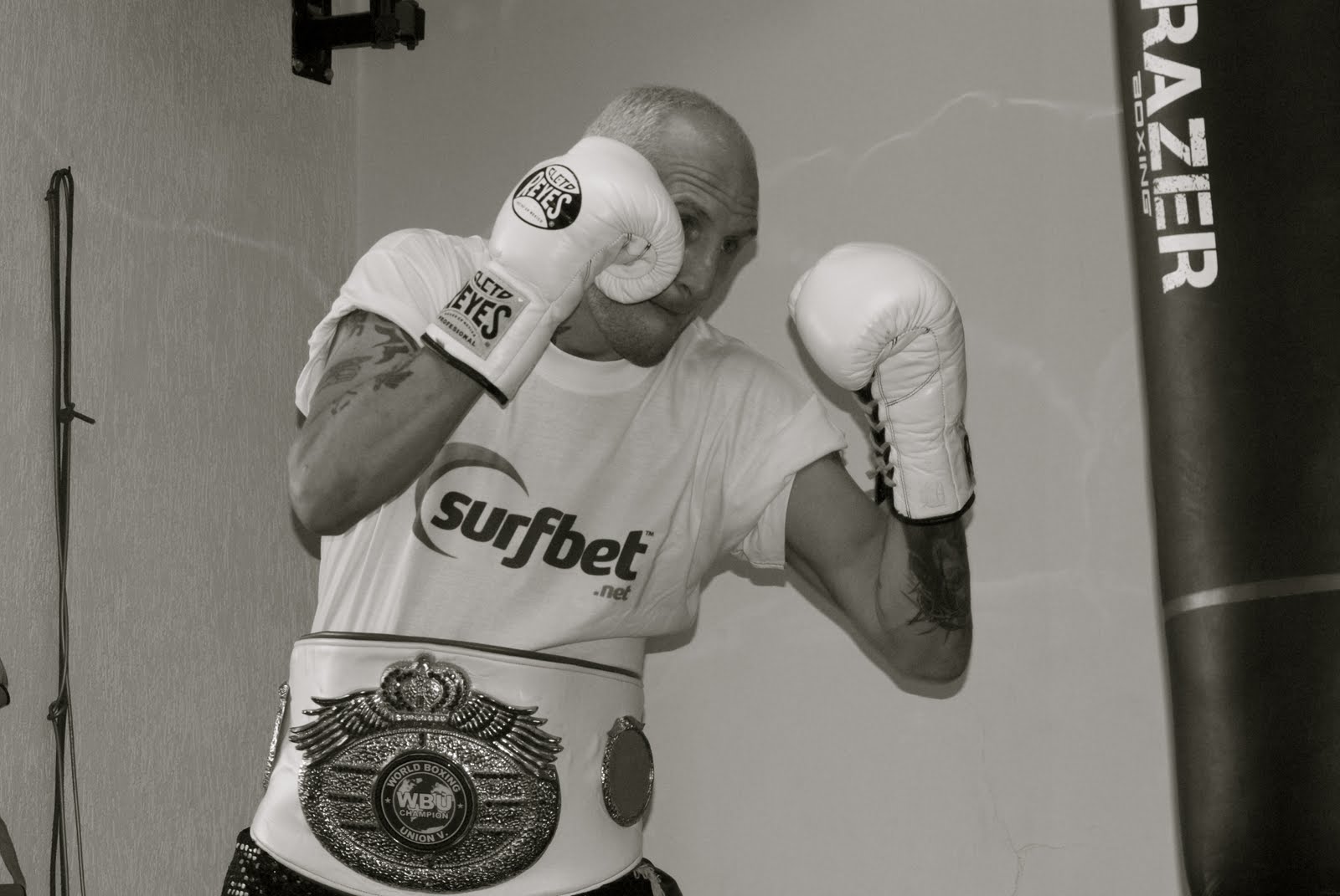 Surfbetgroup sponsors WBU super-middleweight champion "Super" Scott Dixon