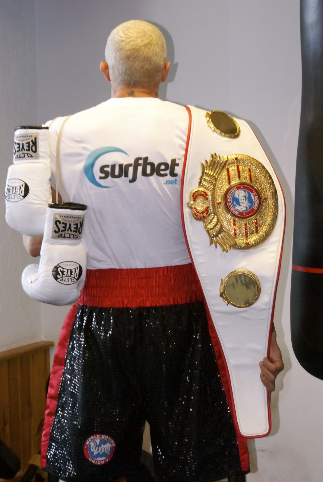 Surfbetgroup sponsors WBU super-middleweight champion "Super" Scott Dixon